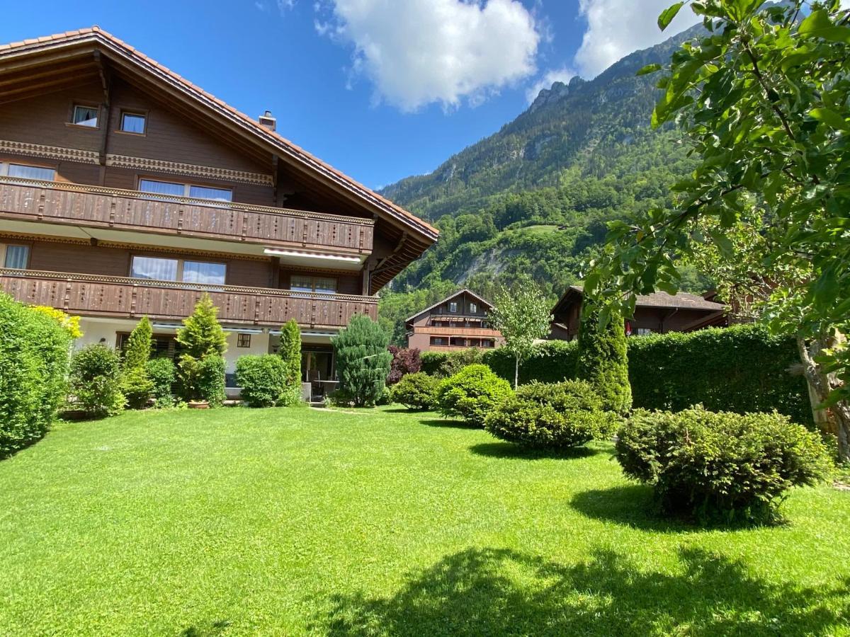 An Apartment In A Modern Swiss Chalet Iseltwald Bagian luar foto